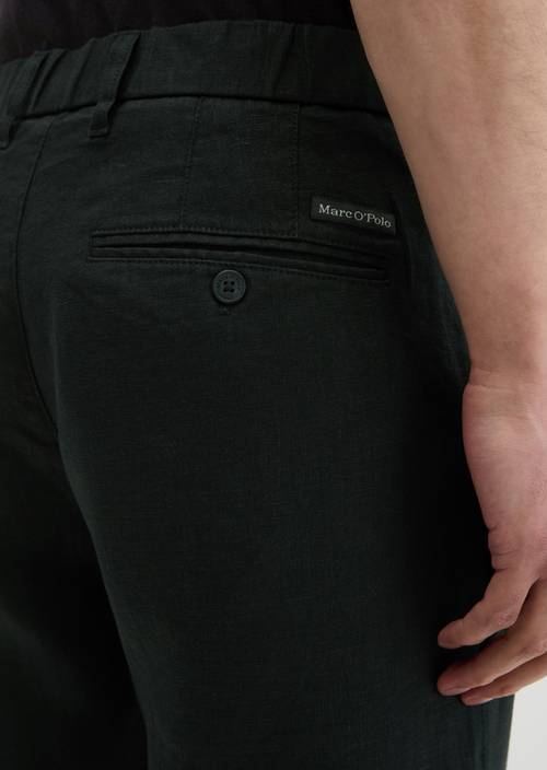 Linnen broek model Osby joggerplooien Black in detailaanzicht