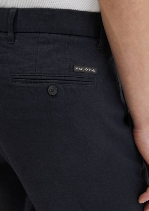 Linnen broek model Osby joggerplooien Dark Navy in detailaanzicht