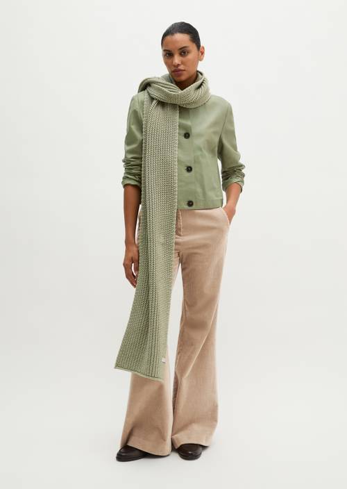 Strickschal Smooth Sage getragen am Model
