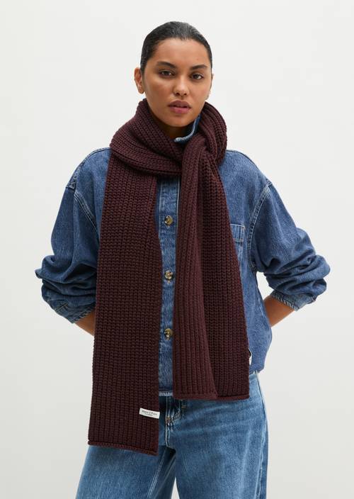 écharpe tricotée Black Cherry porté sur le mannequin