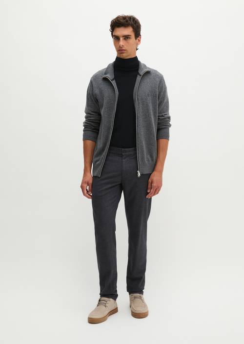 Chino Model Stig Jogger shaped Medium Grey in Frontalansicht