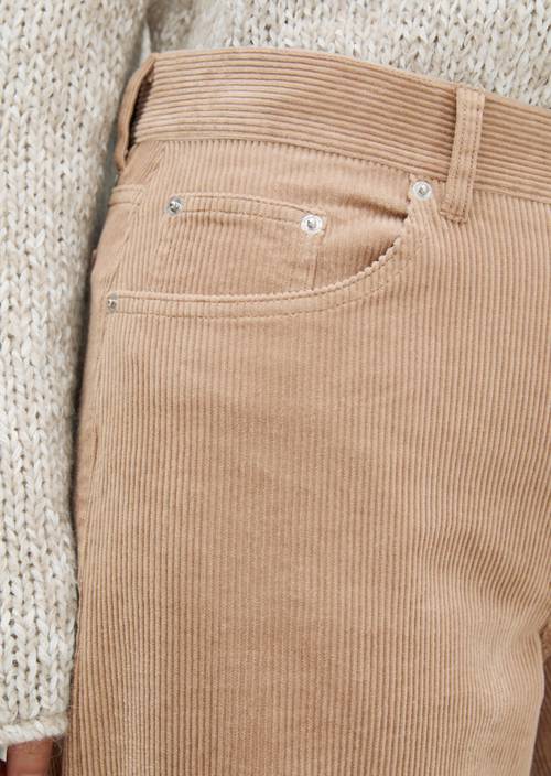 Rechte corduroybroek Earthy Taupe in detailaanzicht