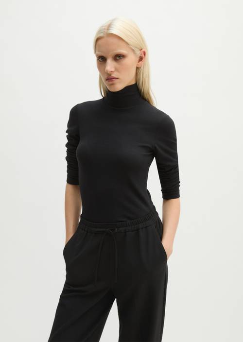 Slim-fit long-sleeve shirt Black in front view