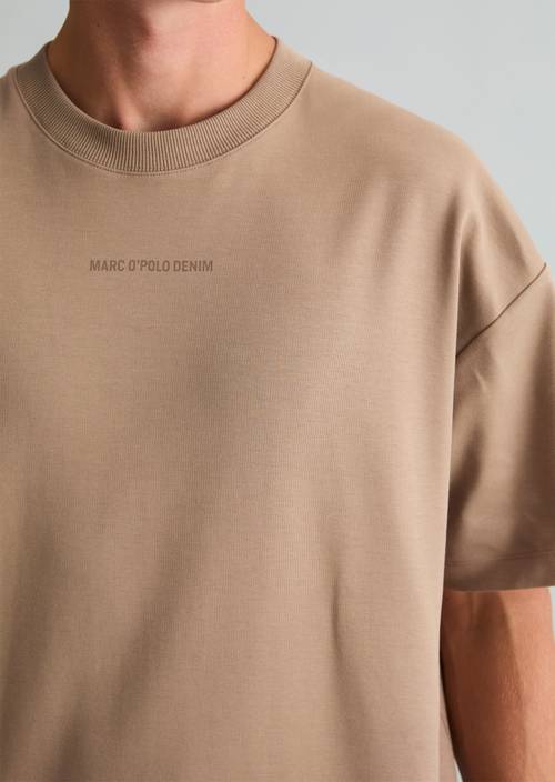 Tričko boxy Cold Taupe v detailním pohledu