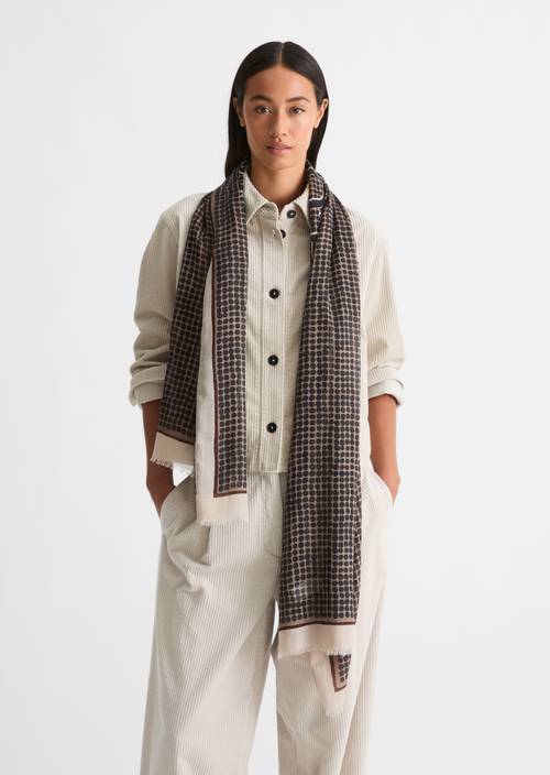 Écharpe à imprimé intégral Light Grey porté sur le mannequin