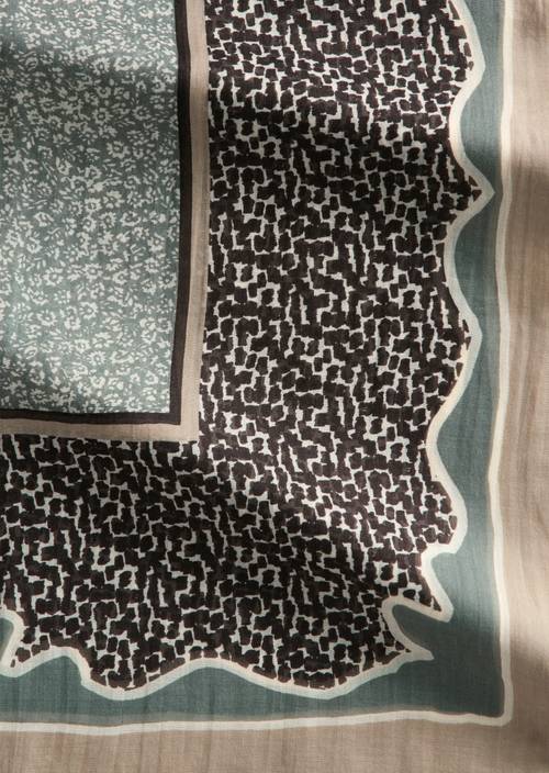 Schal mit Allover-Print Medium Green in Detailansicht