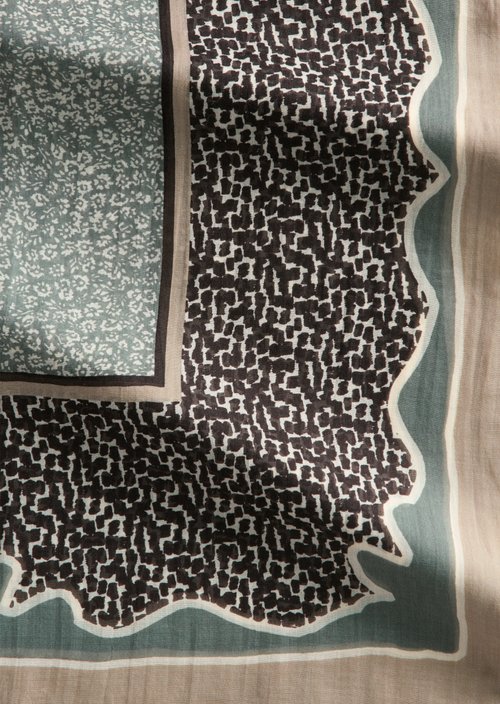 Schal mit Allover-Print — Medium Green