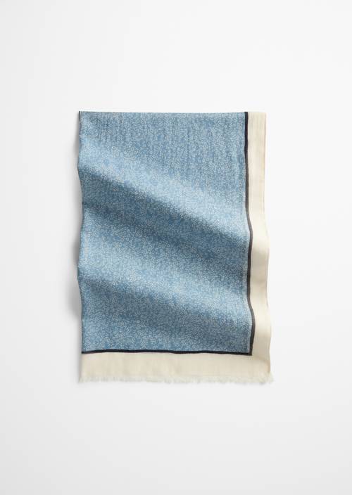 Schal mit Allover-Print Medium Blue in Frontalansicht