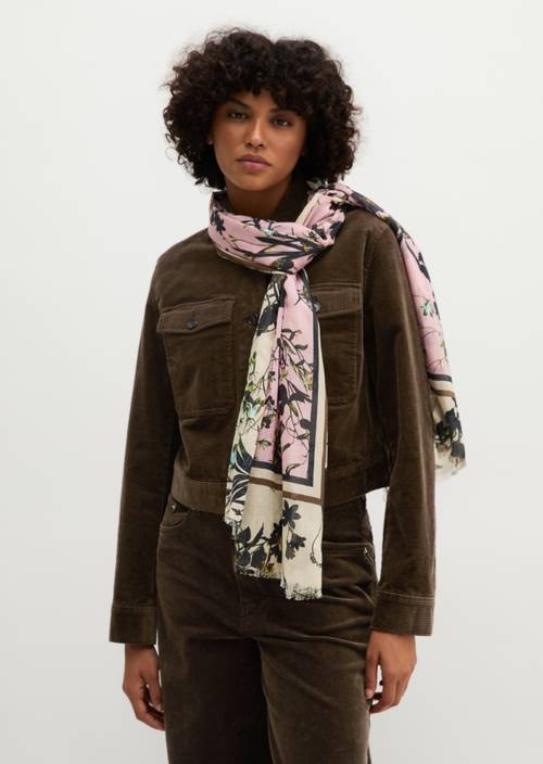Schal mit Allover-Print Bright Pink getragen am Model