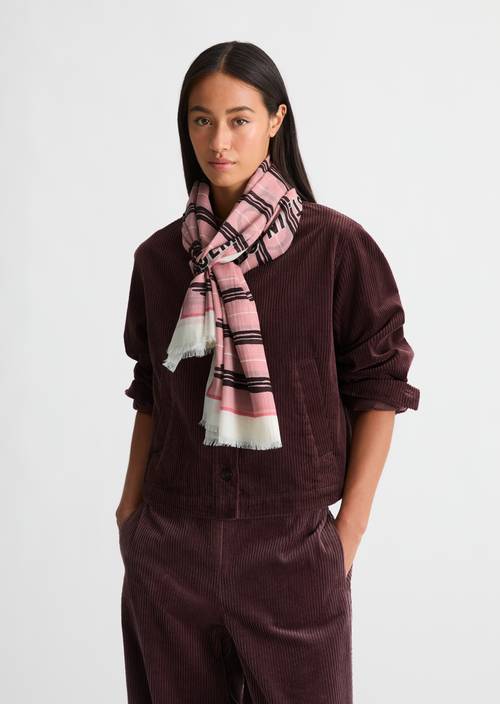 Schal mit Allover-Print Light Pink getragen am Model