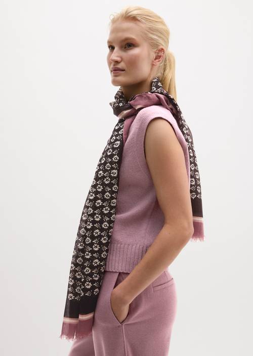 Schal mit Allover-Print Light Pink getragen am Model