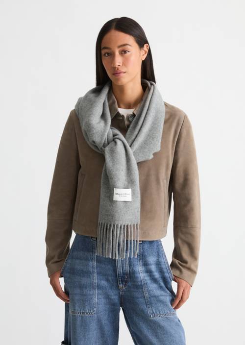 Gewebter Wollschal Fine Grey Melange getragen am Model