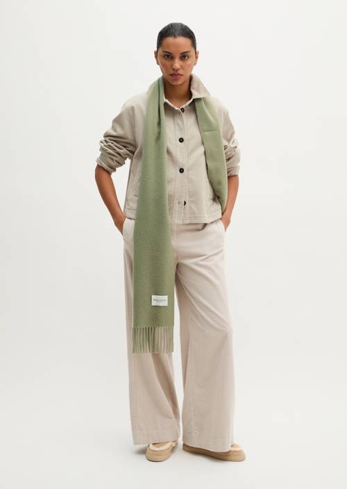 Écharpe en laine tissée Smooth Sage porté sur le mannequin