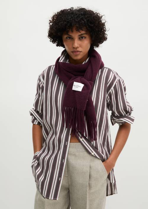 Gewebter Wollschal Black Cherry getragen am Model