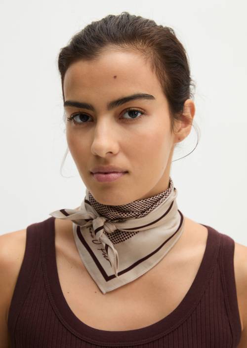 Foulard en satin Light Beige porté sur le mannequin