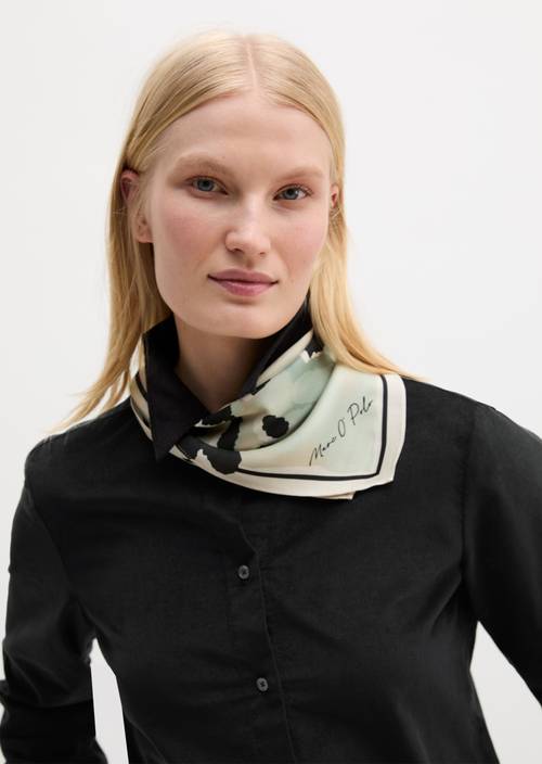 Foulard en satin Light Green porté sur le mannequin