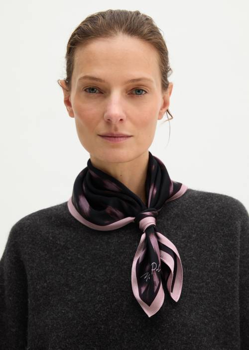 Foulard en satin Dark Pink porté sur le mannequin