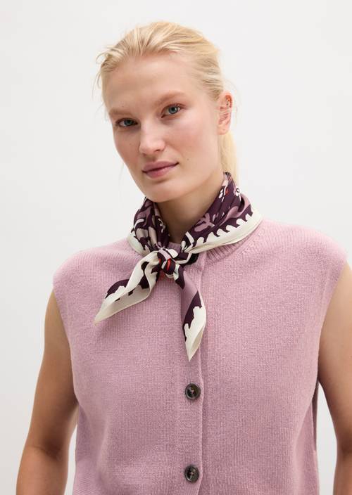 Saténový šátek Dark Pink nošeno na modelu