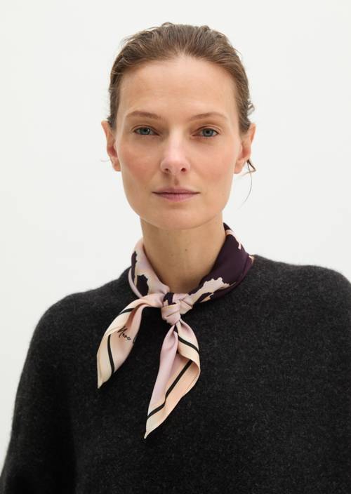 Foulard en satin Light Pink porté sur le mannequin