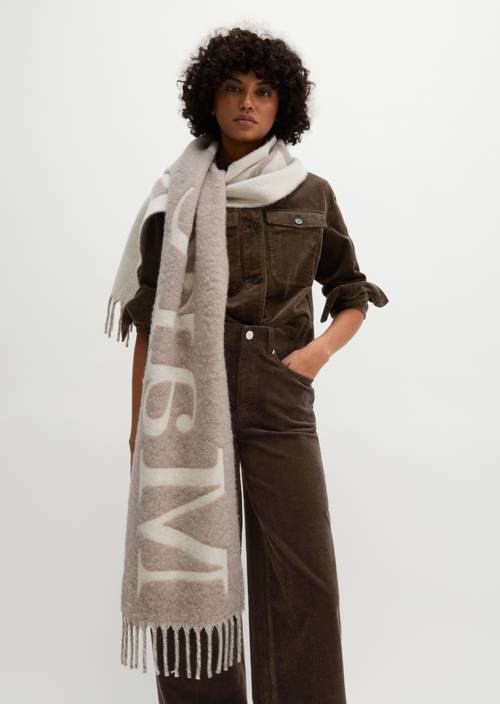 Écharpe jacquard Light Beige porté sur le mannequin