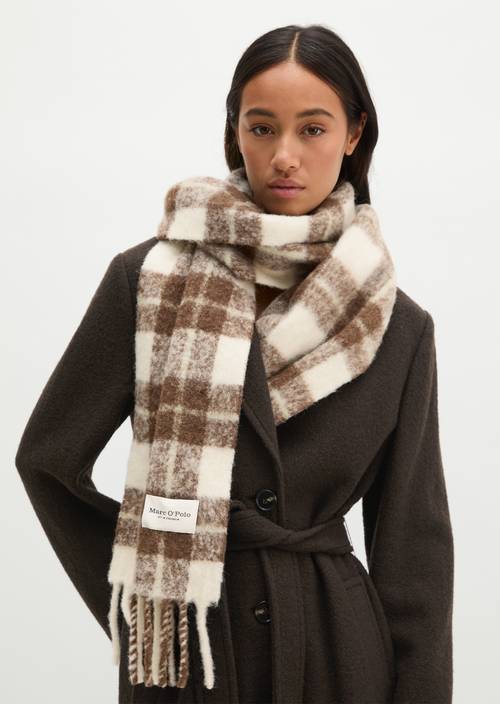 écharpe Dark Brown porté sur le mannequin