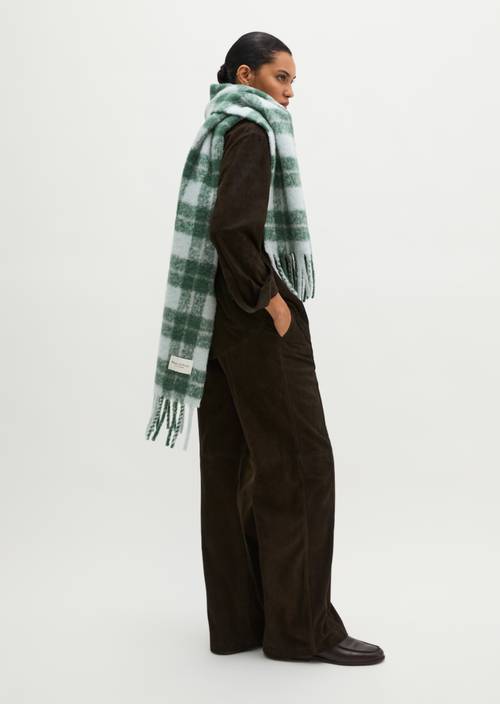 écharpe Dark Green porté sur le mannequin