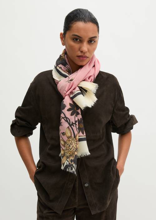 Schal Bright Pink getragen am Model