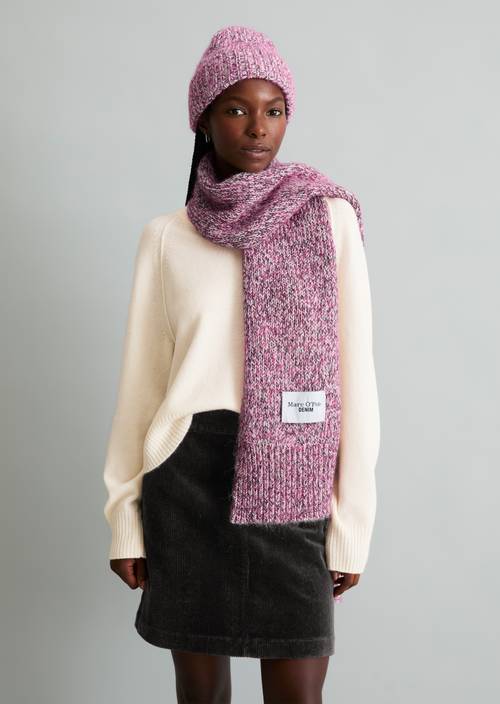 Gebreide sjaal Medium Pink gedragen door model