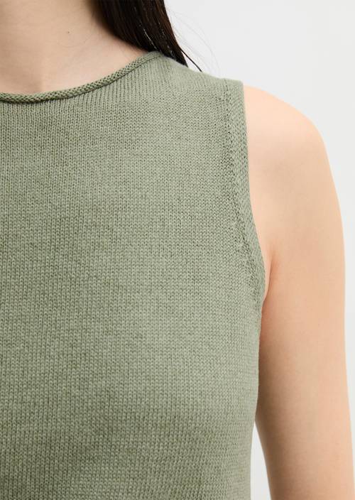 Mouwloze trui regular Fresh Sage in detailaanzicht