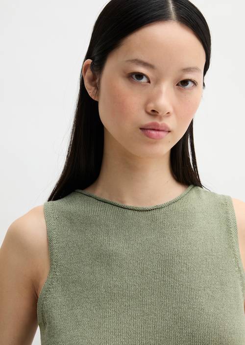Mouwloze trui regular Fresh Sage in vooraanzicht