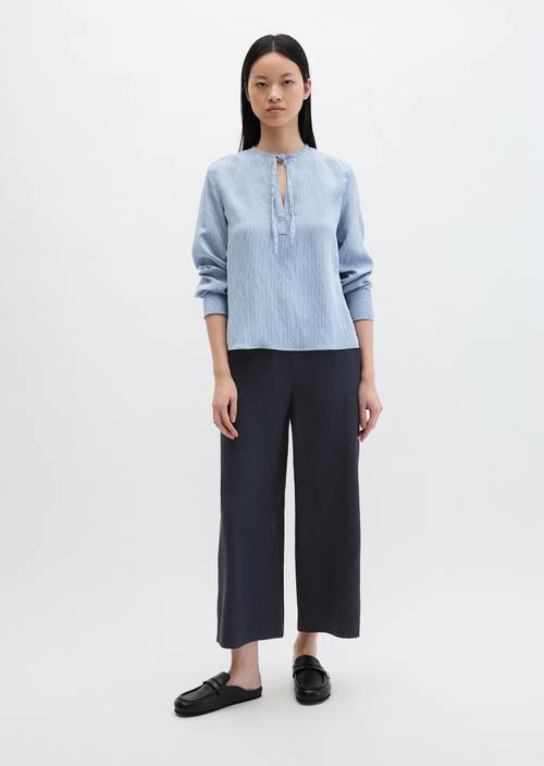 Crinkle-Streifenbluse A-Shape Medium Blue in Frontalansicht