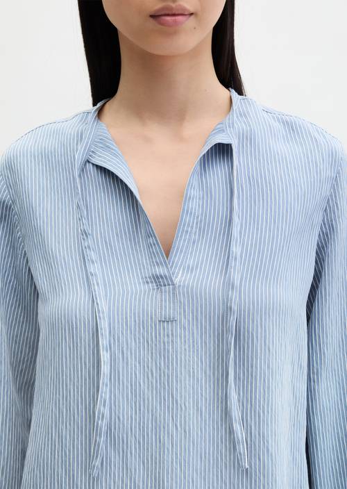 Crinkle-Streifenbluse A-Shape Medium Blue in Detailansicht