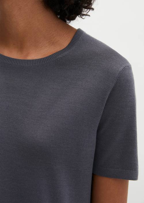 Regularny sweter z krótkim rękawem Blue Graphite w widoku szczegółowym