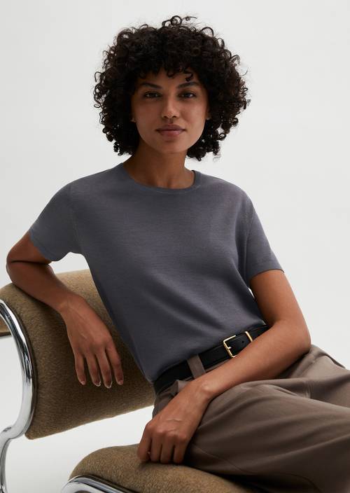 Regularny sweter z krótkim rękawem Blue Graphite w widoku z przodu