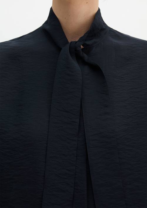 Regular crinkle blouse Deep Night Blue in detail view