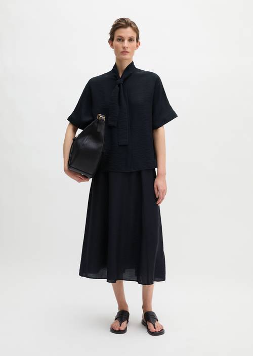 Regular crinkle blouse Deep Night Blue in front view