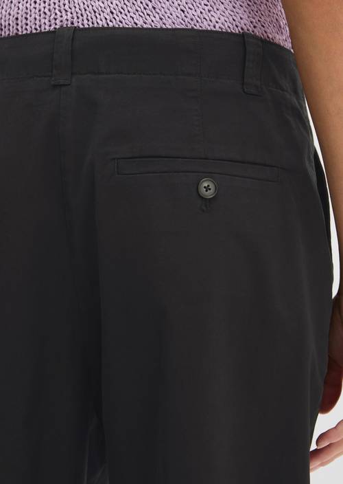 Chino Model Rimka tapered Black in Detailansicht