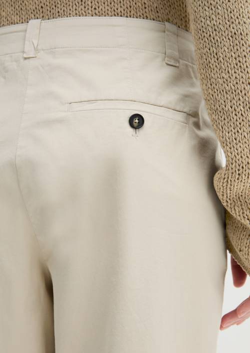 Chino Model Rimka tapered Grey Silk in Detailansicht