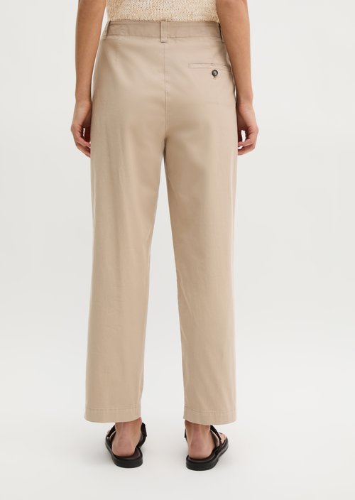 Chino Model Rimka tapered — Earthy Taupe (alternate view)