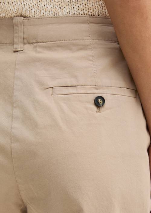 Chino Model Rimka tapered Earthy Taupe in Detailansicht