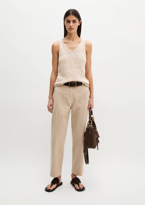 Chino Model Rimka tapered Earthy Taupe in Frontalansicht