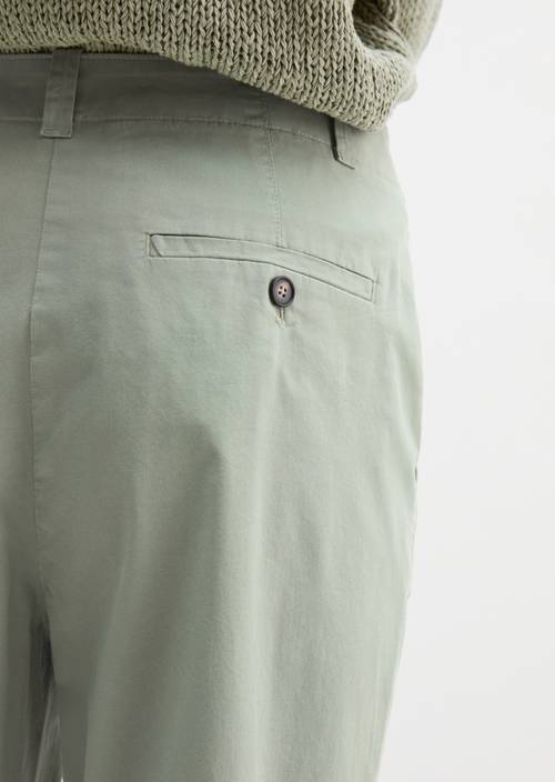 Chino Model Rimka tapered Fresh Sage in Detailansicht