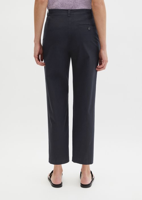 Chino Model Rimka tapered — Deep Night Blue (alternate view)