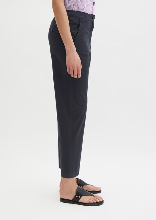 Chino Model Rimka tapered — Deep Night Blue