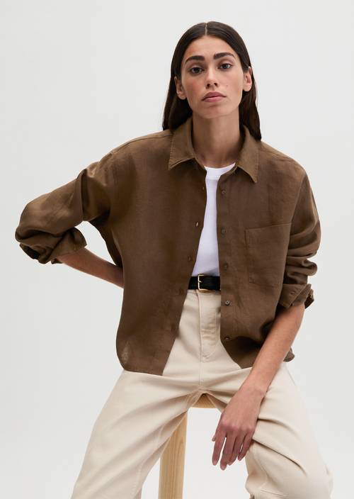 Camicetta di lino regular Burnt Coffee Melange in vista frontale