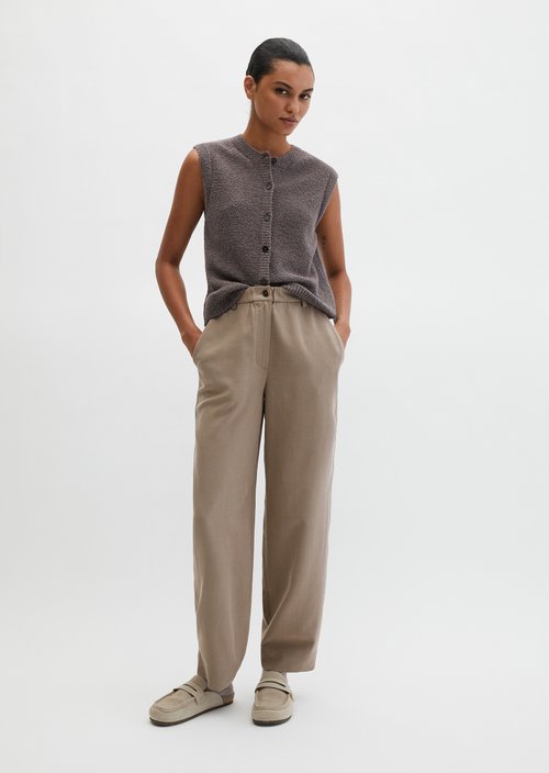Sleeveless knitted vest regular — Chalky Brown