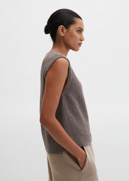 Sleeveless knitted vest regular — Chalky Brown