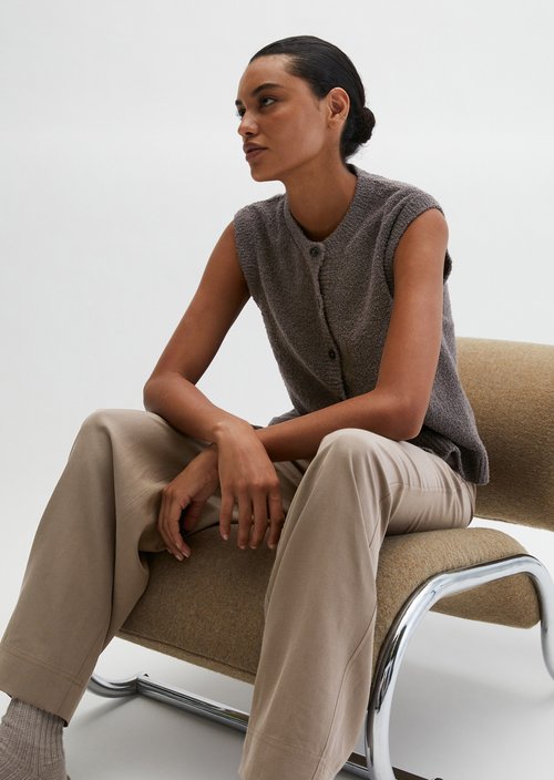Sleeveless knitted vest regular — Chalky Brown