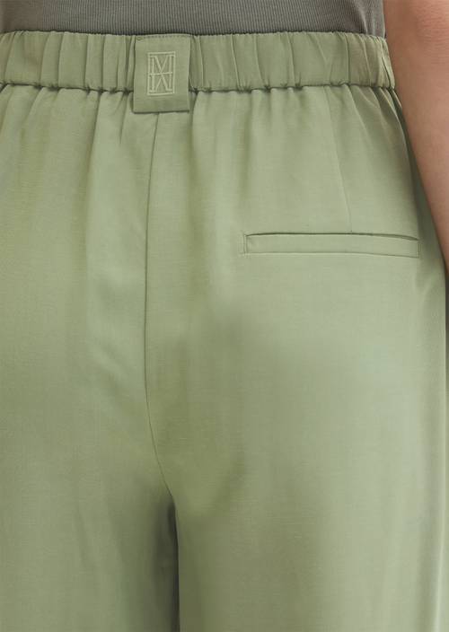 Hose Model Margo wide Fresh Sage in Detailansicht