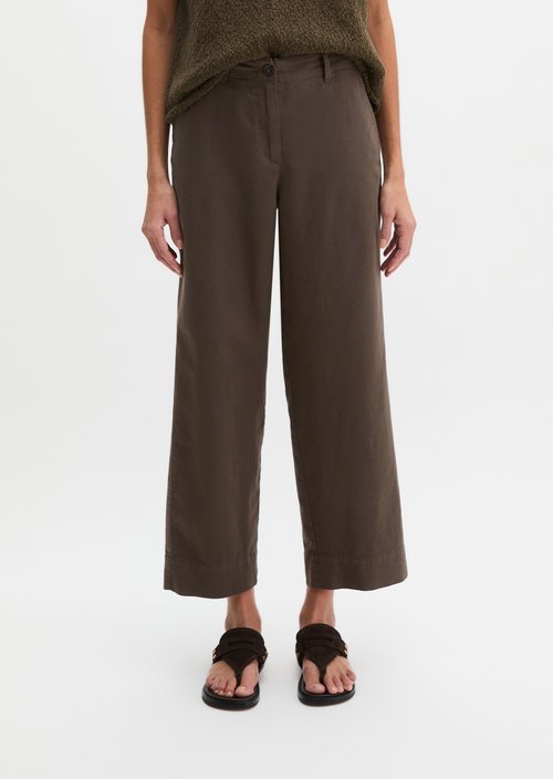Chino model Lande wide — Burnt Coffee